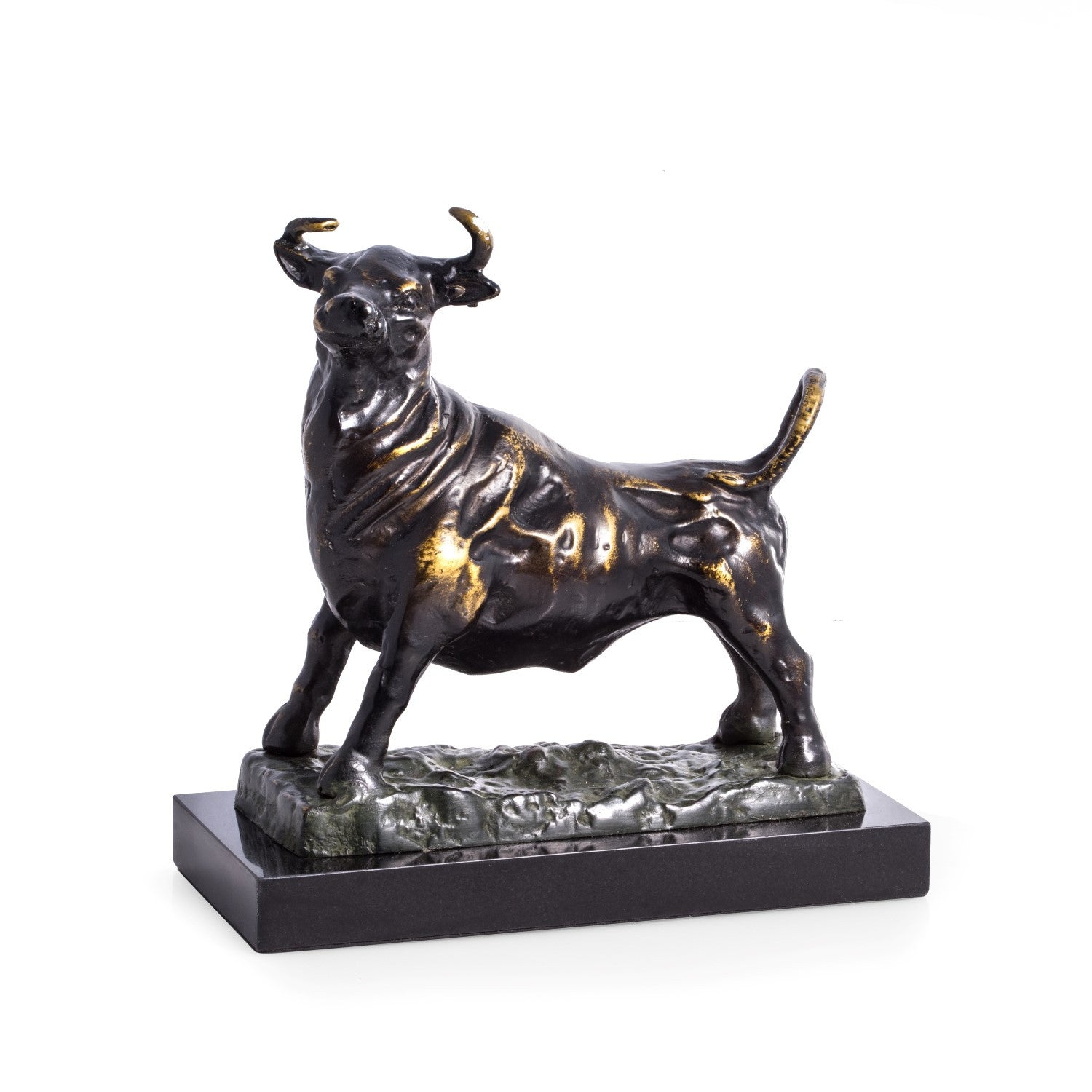 Golden Bull Standbeeld Geïsoleerd Op Witte Achtergrond. Stock Foto Golden Bull Standbeeld Geïsoleerd Op Witte Achtergrond. Stock Foto